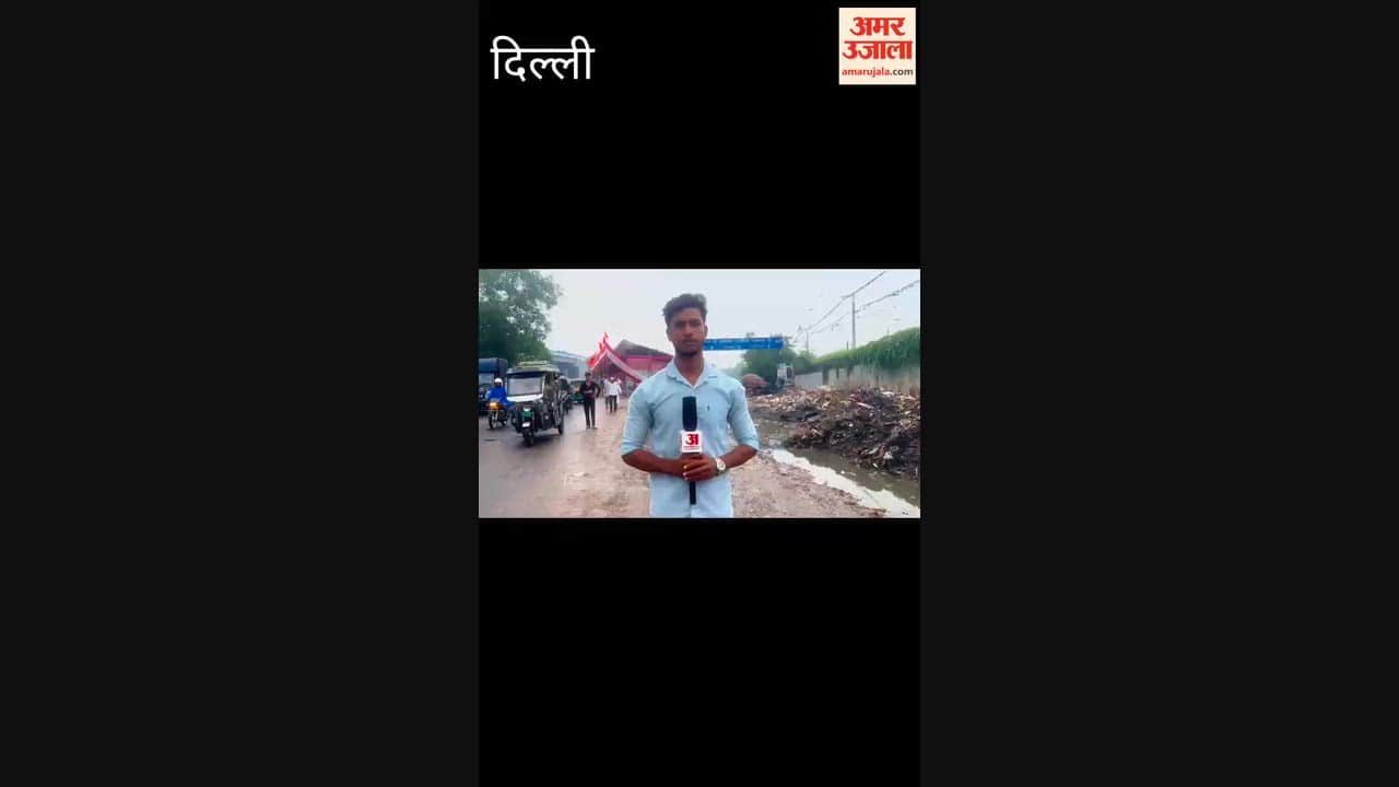 Heaps of garbage near the Kanwariya camp in Seelampur