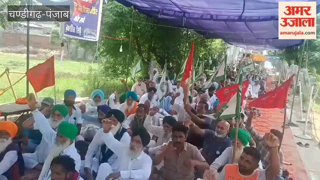 Farmers protest in Assembly Speaker residence in Sandhwan village Faridkot.