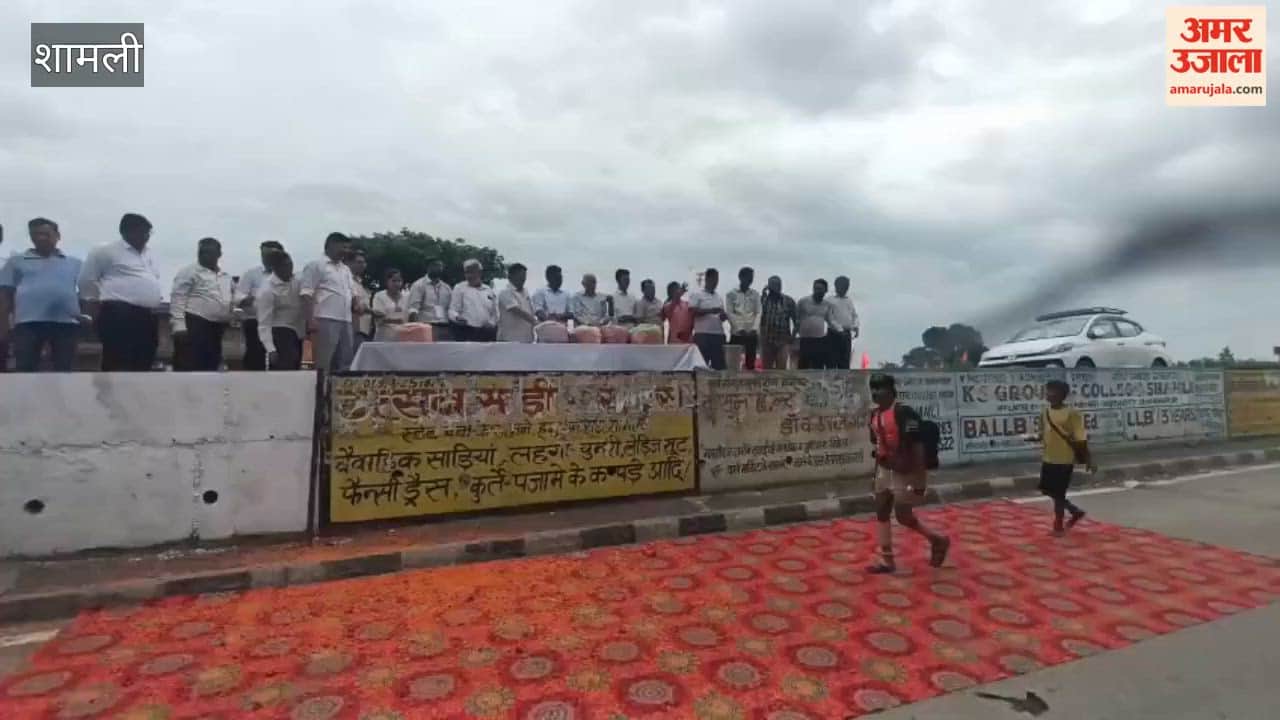 Shamli: SDM and advocates showered flower petals on Kanwariyas.
