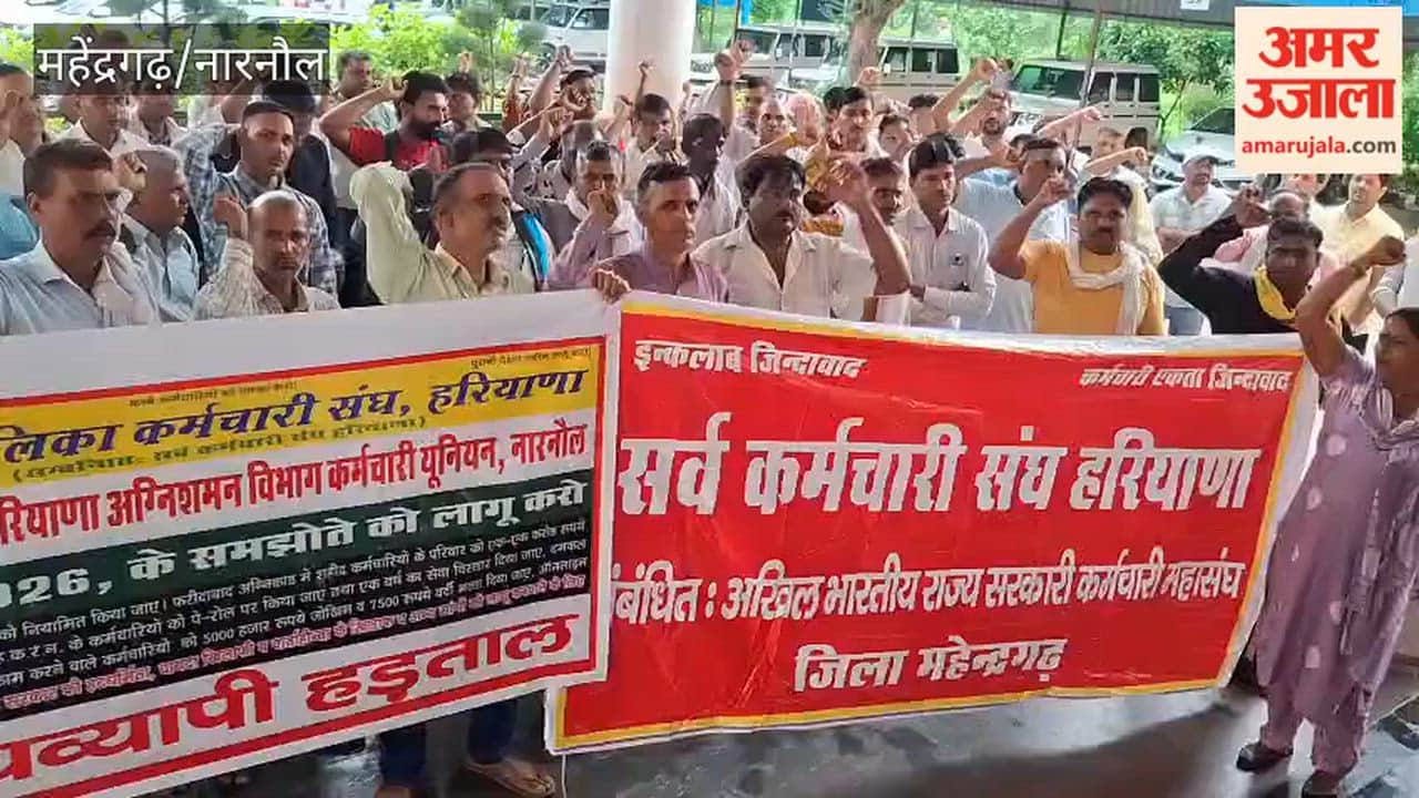 Narnaul: Municipal Council sanitation workers staged a protest at the Mini-Secretariat over their demands.