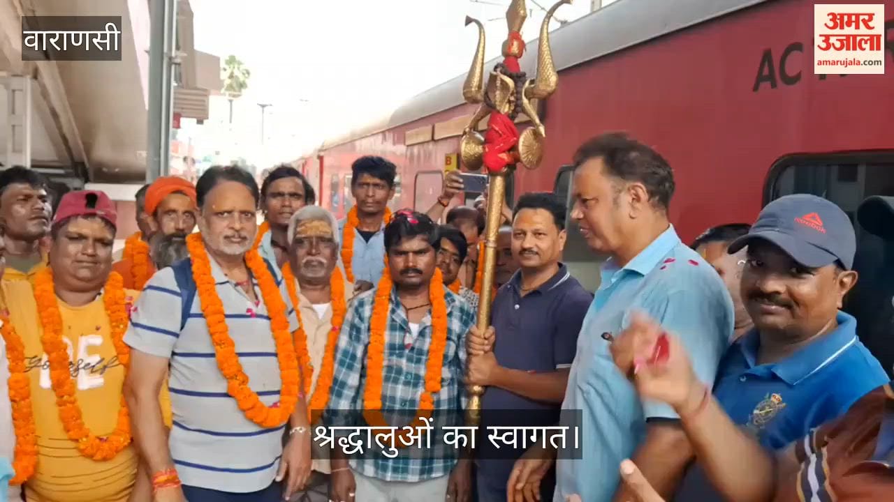 Volunteers of the Shri Baba Kashi Vishwanath Seva Samiti welcomed at Cantt Station varanasi