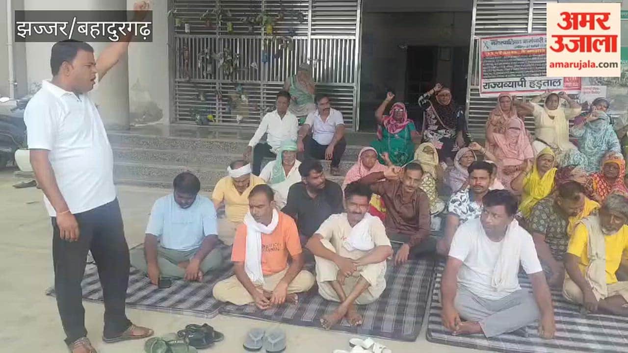 Garbage not cleared for the second consecutive day; residents troubled by the stench; sit-in protest at the Municipal Council continues.