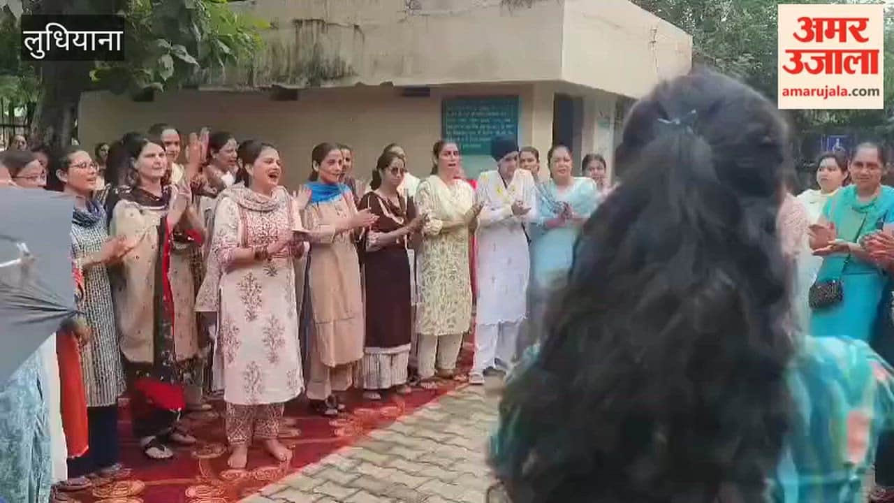 Protest against the govet by performing Giddha outside the Civil Surgeon office in Ludhiana