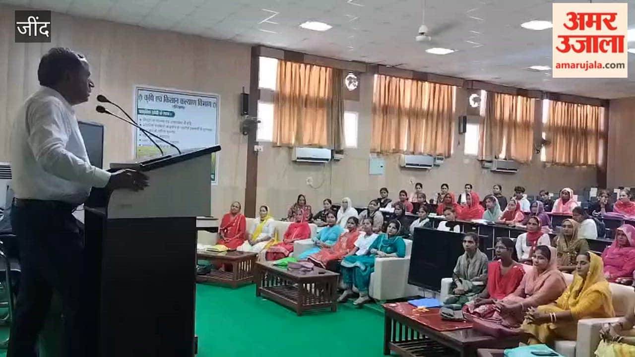 Jind: Amar Ujala Foundation's 'Samvad' – Information on safe spraying techniques provided to women farmers.