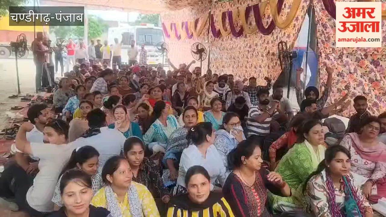 'Halla Bol' outside the house of the power minister