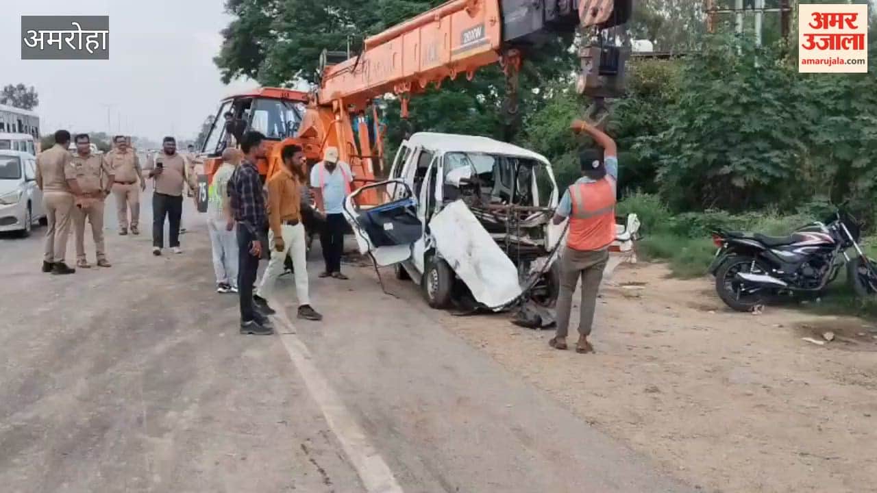 Car crosses highway divider and collides with an Eeco; 15 people traveling in the vehicles injured