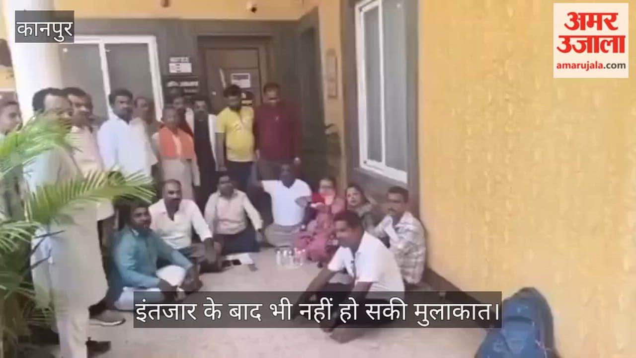 Kanpur-Municipal-Corporation-Councillors-Protest-Municipal-Commissioner