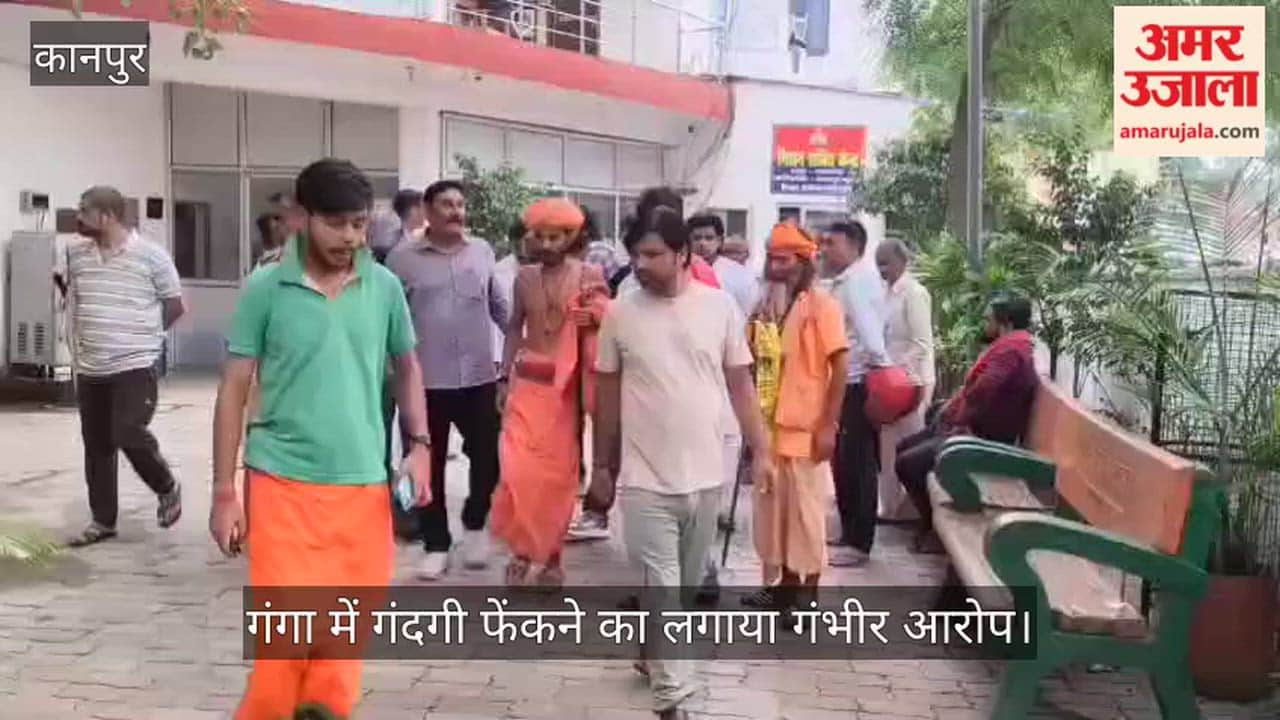 Kanpur Mahant arrives at police station wielding a sword against tannery owners