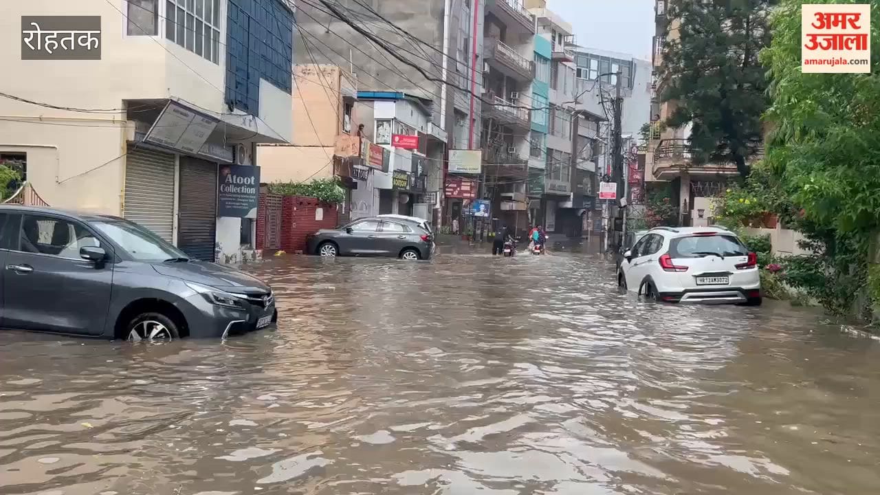 Heavy rain in Rohtak on Saturday morning; waterlogging up to 4 feet in Model Town; relief from the heat.