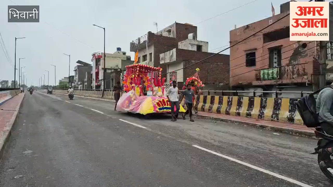 Chhoti Kashi Bhiwani echoes with chants of 'Bam-Bam Bhole'; steady stream of Kanwariyas