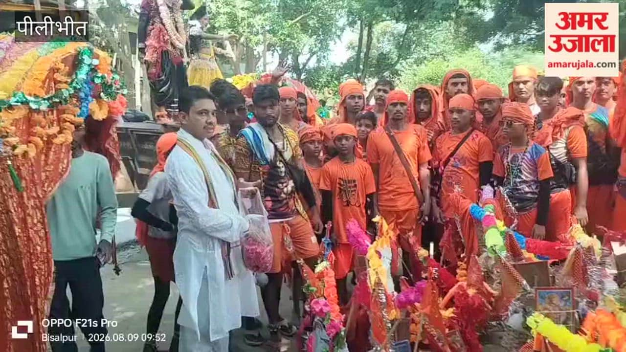 Pradhan Ishtiyaq Alvi welcomed the Kanwariyas and showered flowers on them