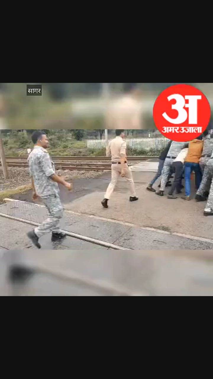 Quick-Thinking SAF QRF Jawan Push Stalled Loaded Truck Off Railway Track in Sagar, Avoid Major Train Accident