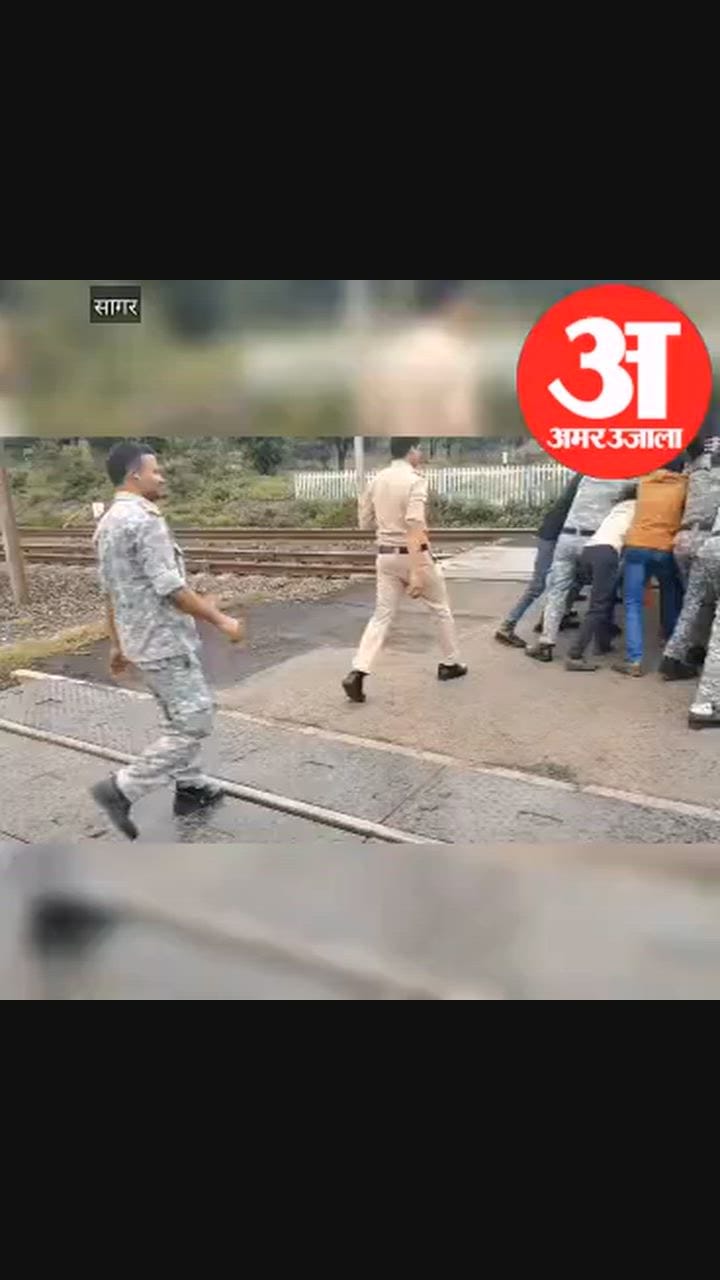 Quick-Thinking SAF QRF Jawan Push Stalled Loaded Truck Off Railway Track in Sagar, Avoid Major Train Accident