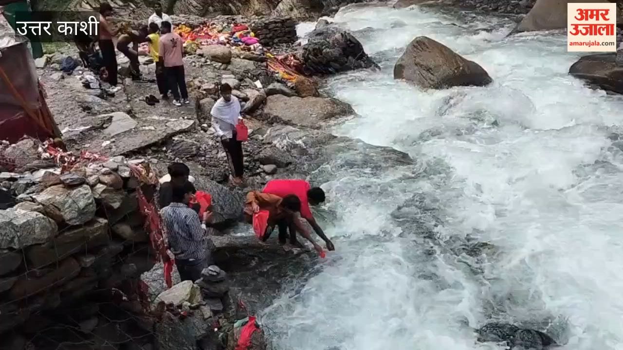 Uttarkashi: Surge of Kanwar pilgrims at Yamunotri; devotees of Shiva are filling up holy water after taking a ritual dip