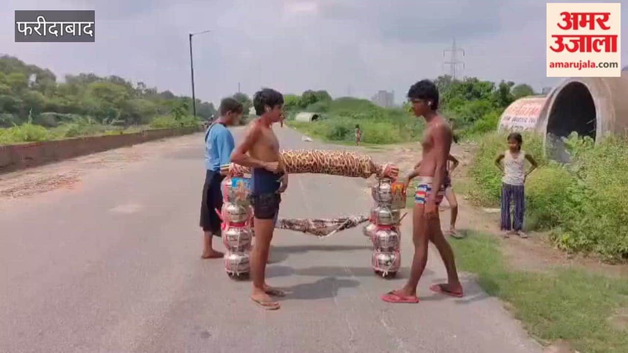 A Kanwariya arrived in Faridabad carrying 80 liters of Ganga water during month of Sawan