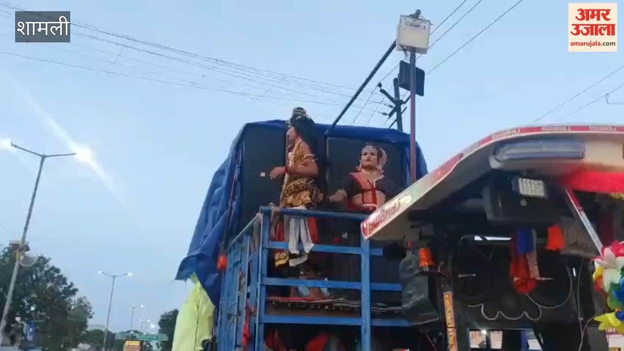 Shamli: The tableau of Shiva and Parvati captivated the audience; seeing the artists swaying to the *bhajans*, the devotees also broke into dance.
