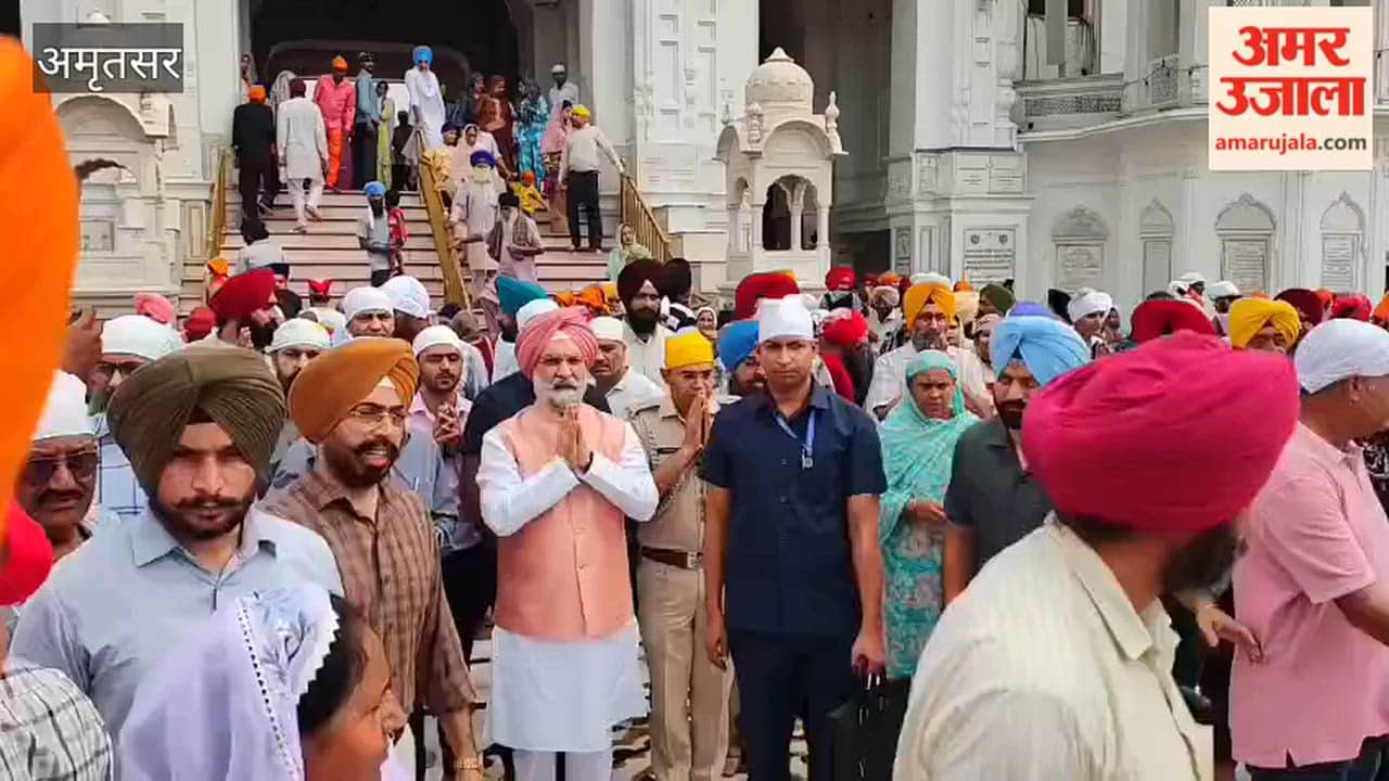 Taranjit Singh Sandhu bowing at Darbar Sahib
