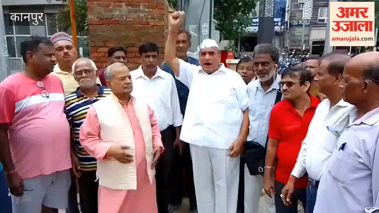 Kanpur: Congress members protest against construction work in front of Indira Gandhi's statue