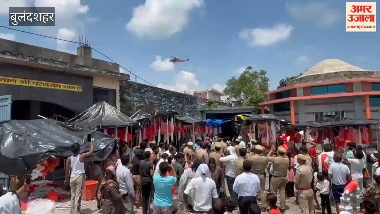 District Magistrate and SSP shower flower petals on Kanwar route