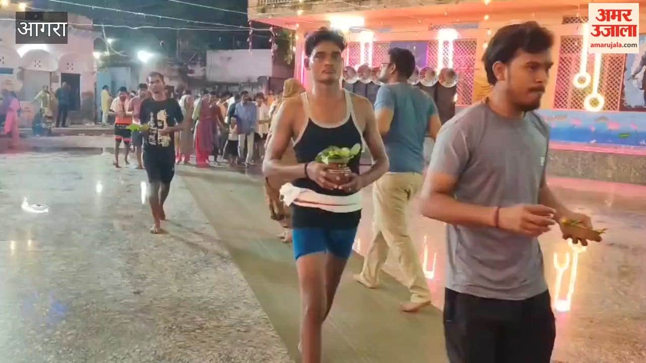 massive crowd of Shiva devotees was seen during nagar parikrama in Agra