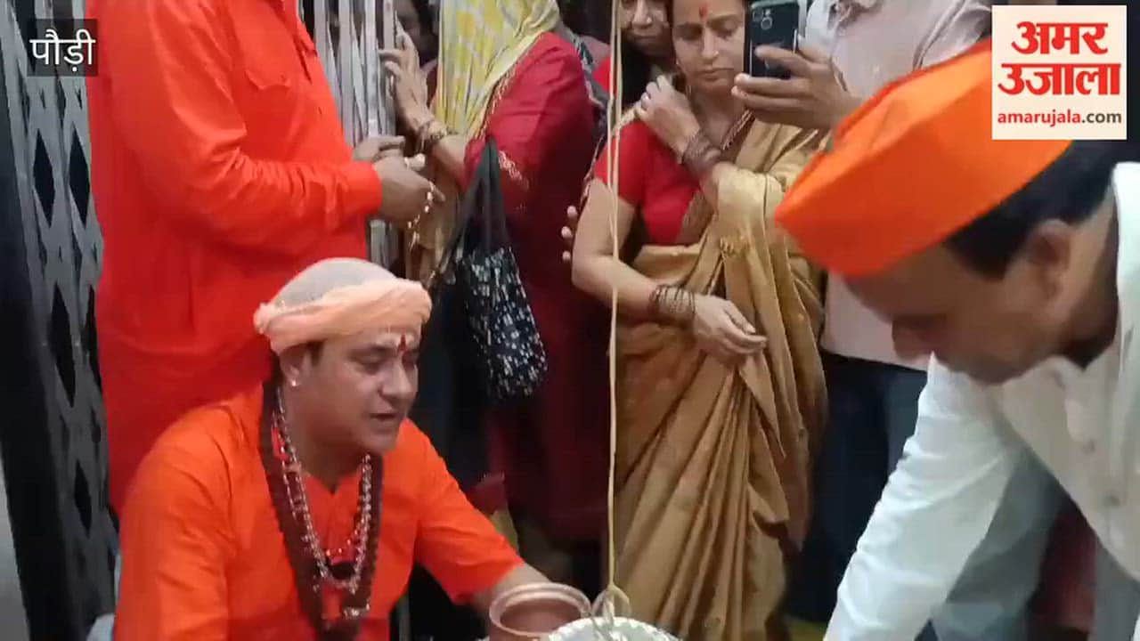 Srinagar: Crowds thronged the Nageshwar Mahadev Temple for the evening Aarti Cabinet Minister Dhan Singh Rawat also offered prayers