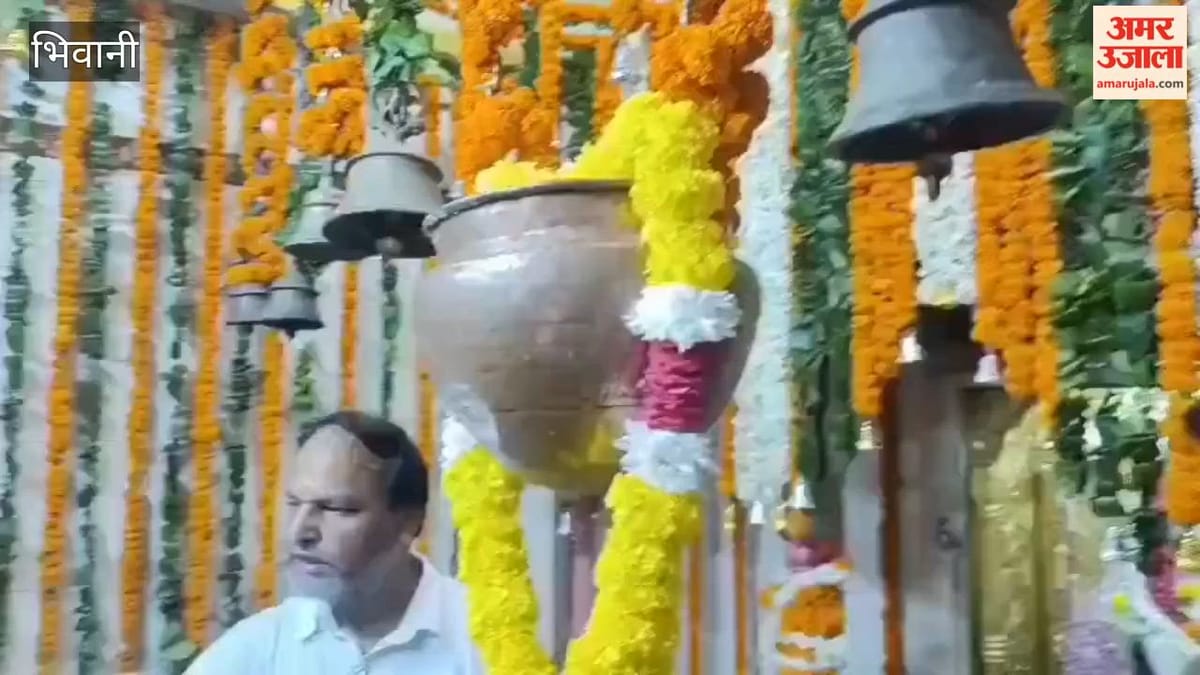 भिवानी छोटी कांशी हुई शिवमय; गूंजे बम-बम भोले के जयकारे, श्रद्धालुओं ने किया जलाभिषेक व दूध से अभिषेक