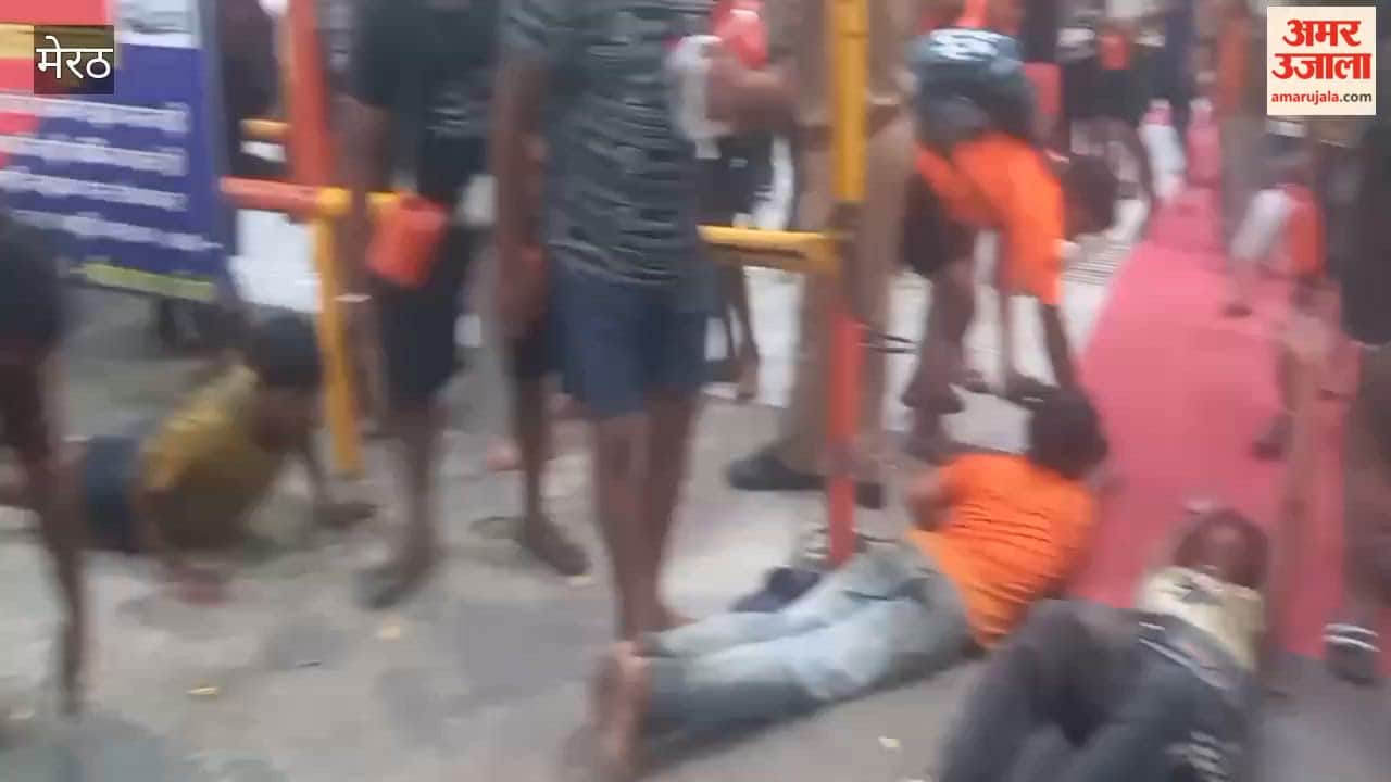 Meerut: Heavy Rush of Kanwariyas at Augarnath Temple on Shivratri, Devotees Regulated Through Barricades