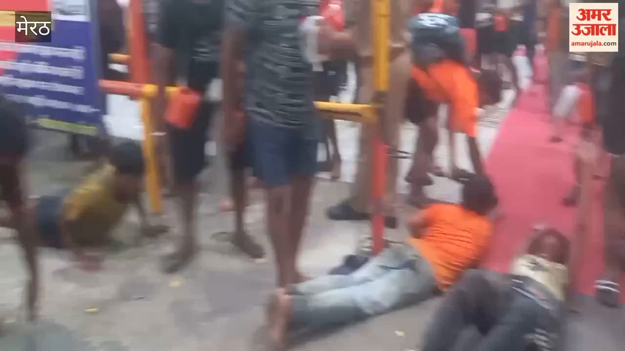 Meerut: Heavy Rush of Kanwariyas at Augarnath Temple on Shivratri, Devotees Regulated Through Barricades