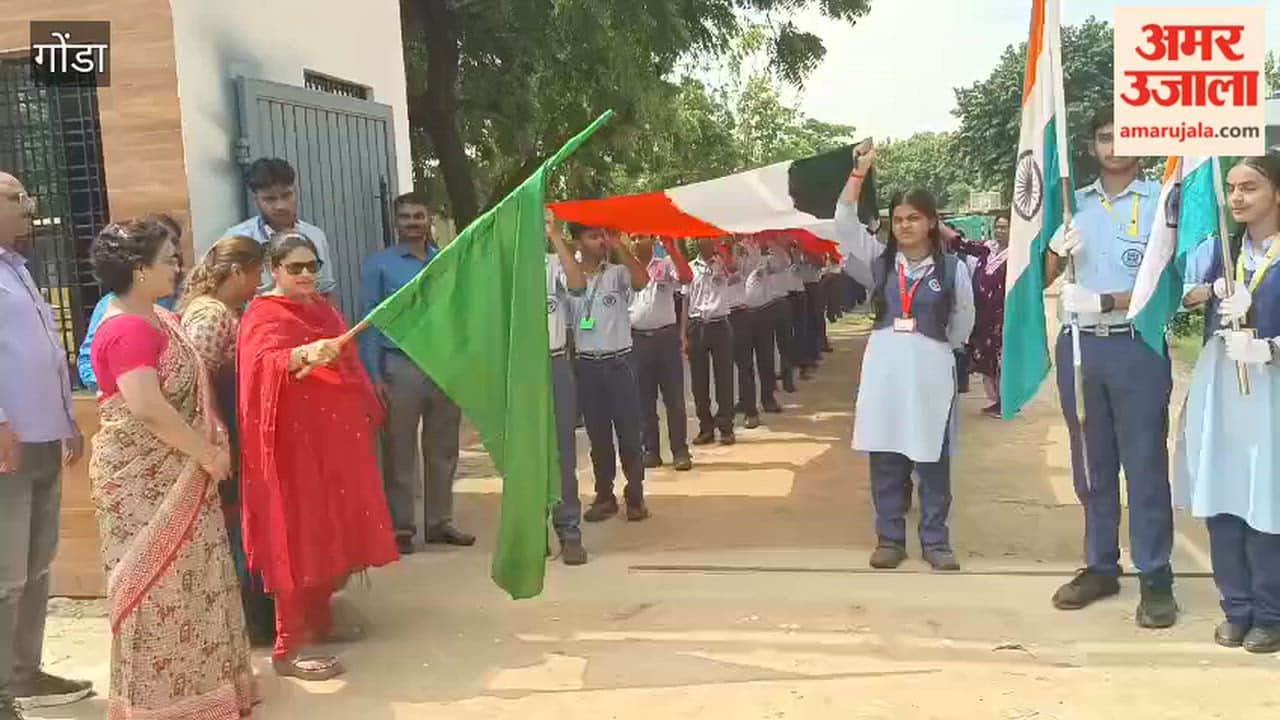 गोंडा में 50 मीटर लंबे तिरंगे के साथ छात्र-छात्राओं ने निकाली भव्य तिरंगा यात्रा
