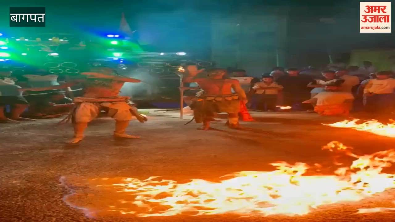 Baghpat: Spectacular Fire Stunts by Artists During Kanwar Yatra Attract Crowds