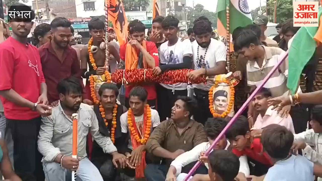 Youth arrives carrying a Kanwar featuring photos of the CM and SP; performs Jalabhishek