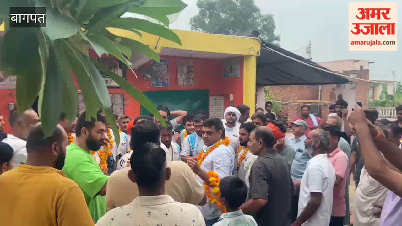Baghpat: Kanwariyas Given Grand Welcome in Soop Village With Flower Shower