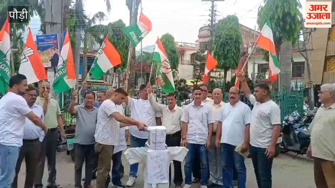 Srinagar: Congress workers protest against the incident in Haldwani
