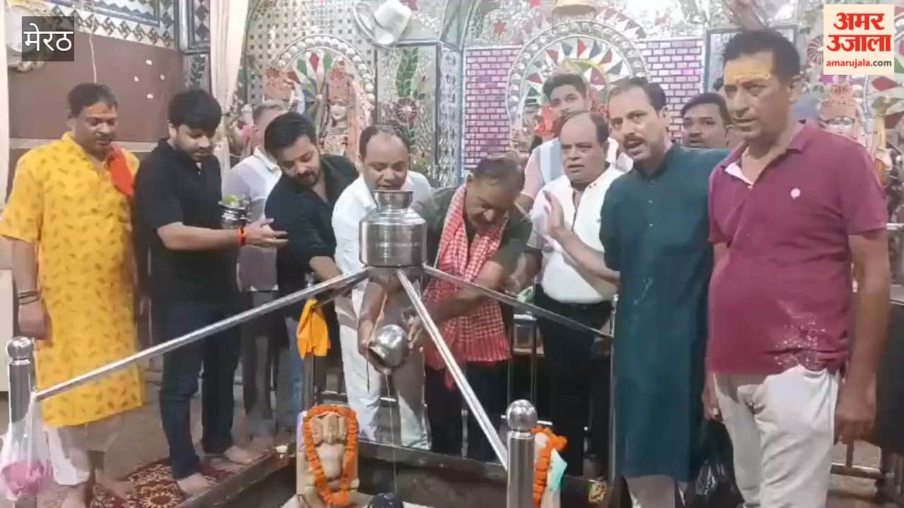 Meerut: Devotees Perform Milk Abhishek at Bhuleshwar Temple