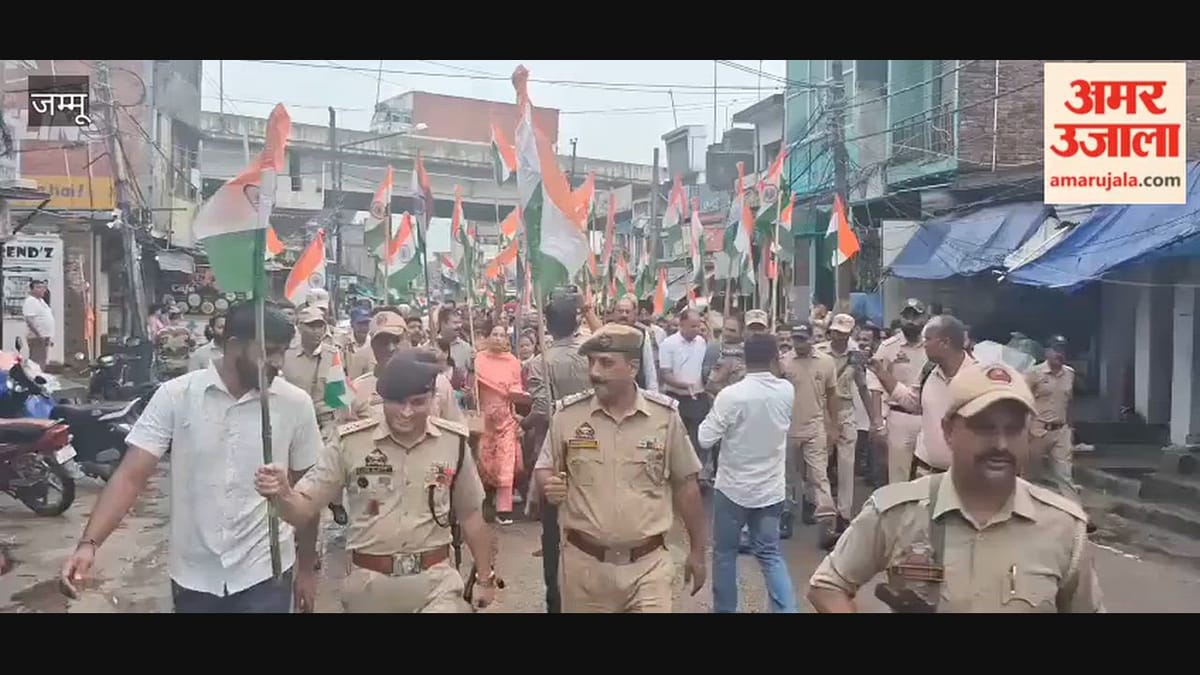 Samba: सांबा में तिरंगा रैली का स्वागत, बाजारों में हुई फूलों की बारिश