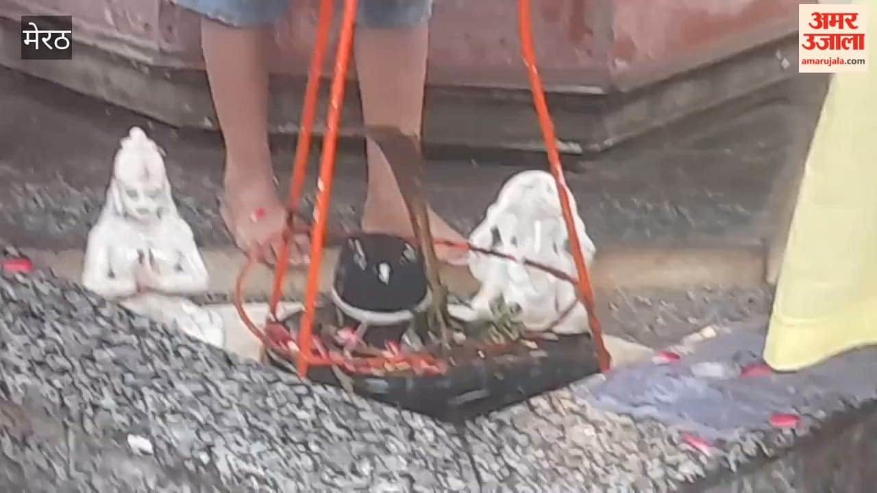 Meerut: Devotees Reach Temple Amid Rain and Waterlogging, Water Enters Municipal Office
