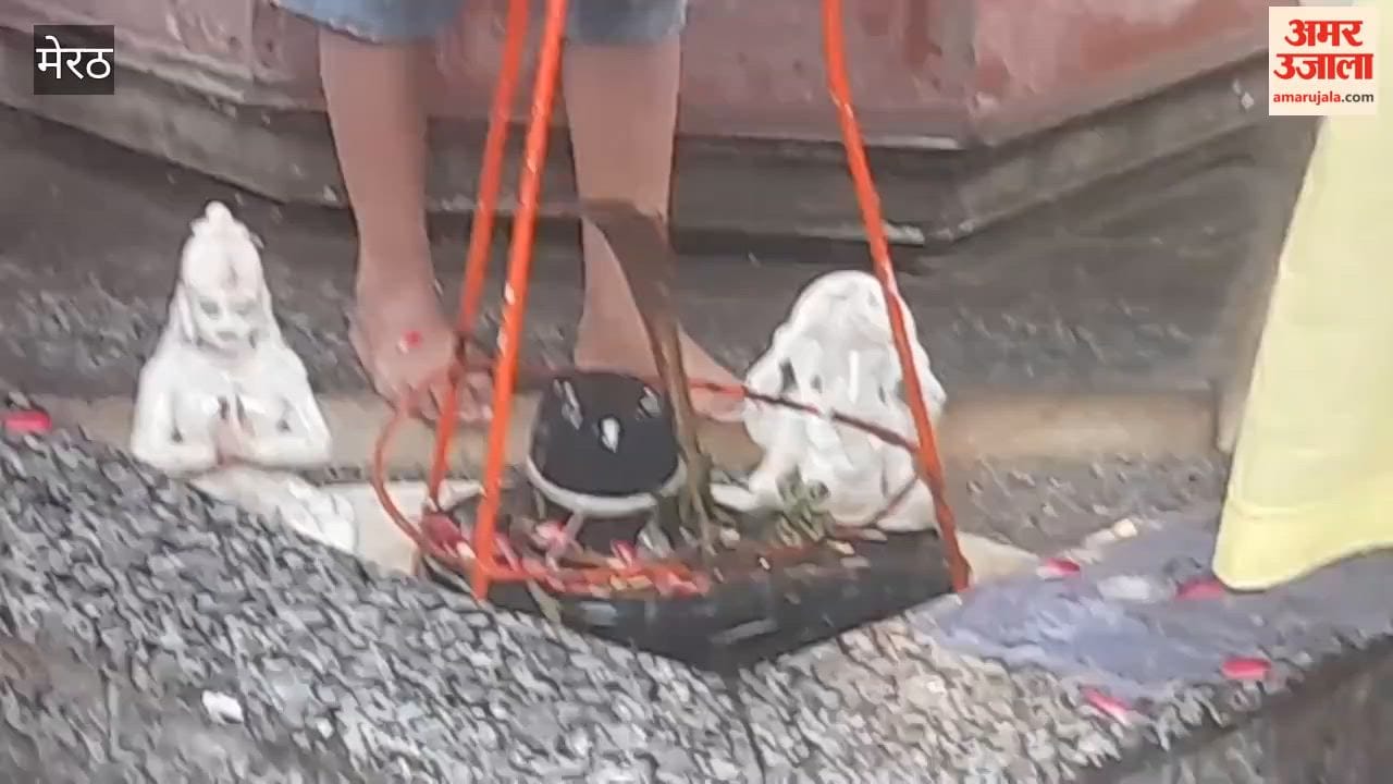 Meerut: Devotees Reach Temple Amid Rain and Waterlogging, Water Enters Municipal Office