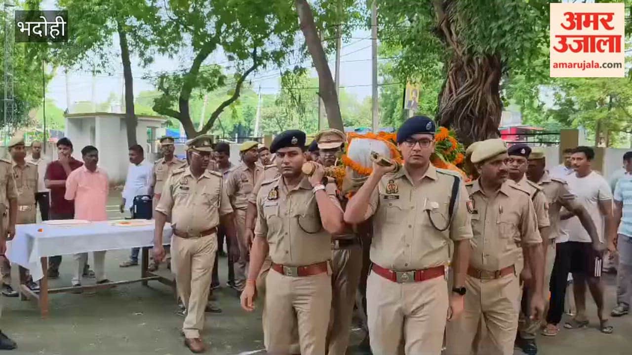 Mau constable dies in road accident; SP and police personnel in Bhadohi shoulder the bier.