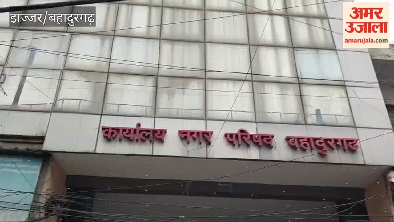 Sanitation workers' strike in Bahadurgarh extended by four days; situation set to worsen; sanitation services in 13 wards crippled.