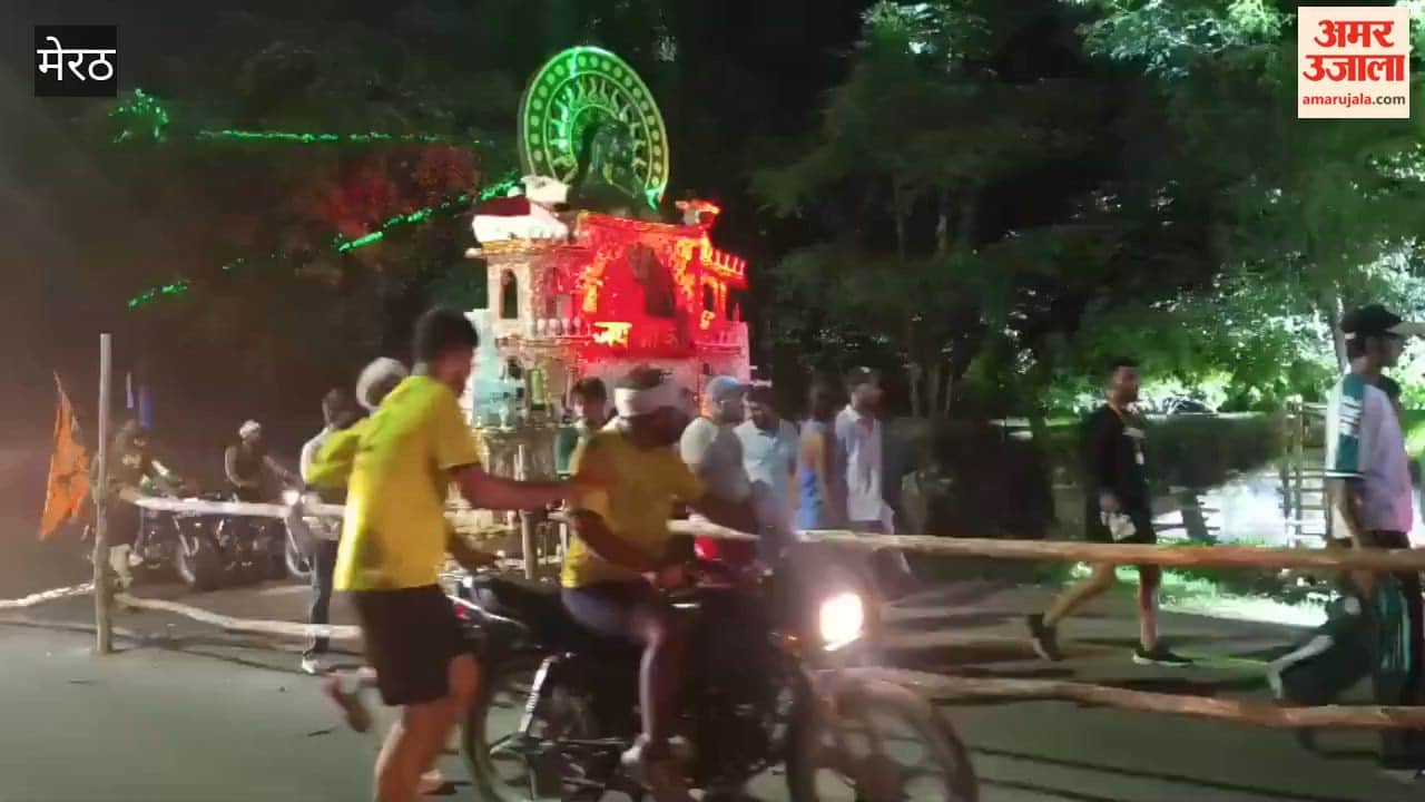 Meerut: Large Kanwars and DJs Reach Begumpul Late at Night, Crowds Gather