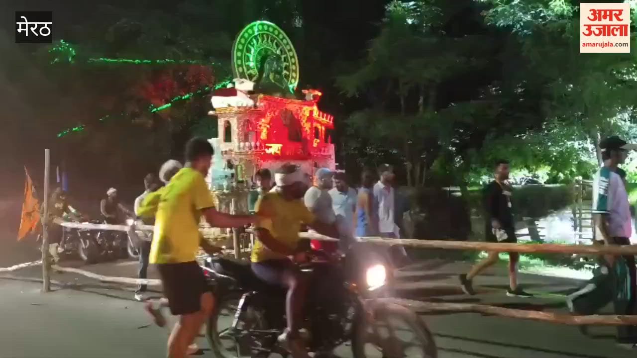 Meerut: Large Kanwars and DJs Reach Begumpul Late at Night, Crowds Gather