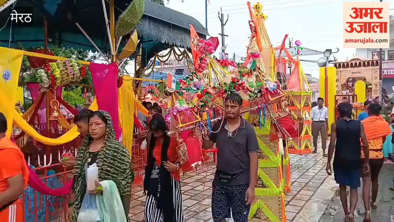 Meerut: Kanwariyas arrived at the Shri Bada Mahadev Temple with Ganga water from Haridwar and offered prayers after performing *Jalabhishek*.
