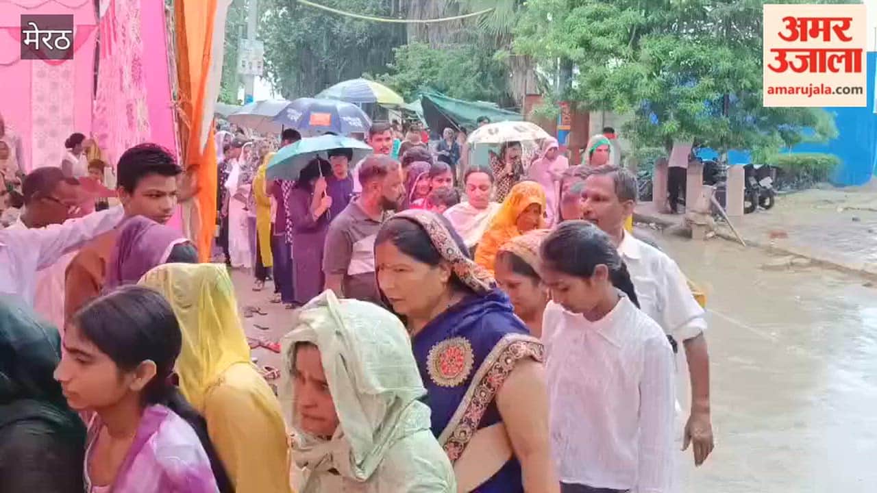 Meerut: Faith defied the rain; devotees waited in line for hours to perform *Jalabhishek* at the Pandeshwar Mahadev Temple.