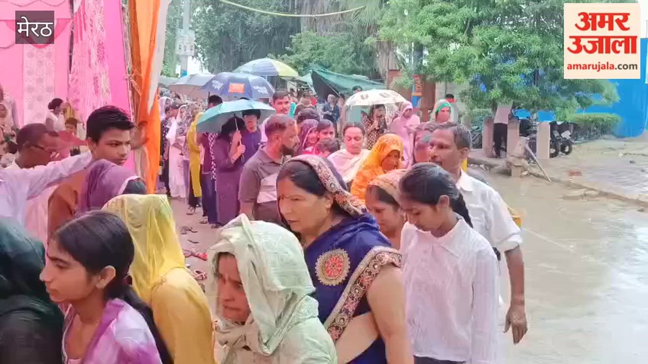 Meerut: Faith defied the rain; devotees waited in line for hours to perform *Jalabhishek* at the Pandeshwar Mahadev Temple.