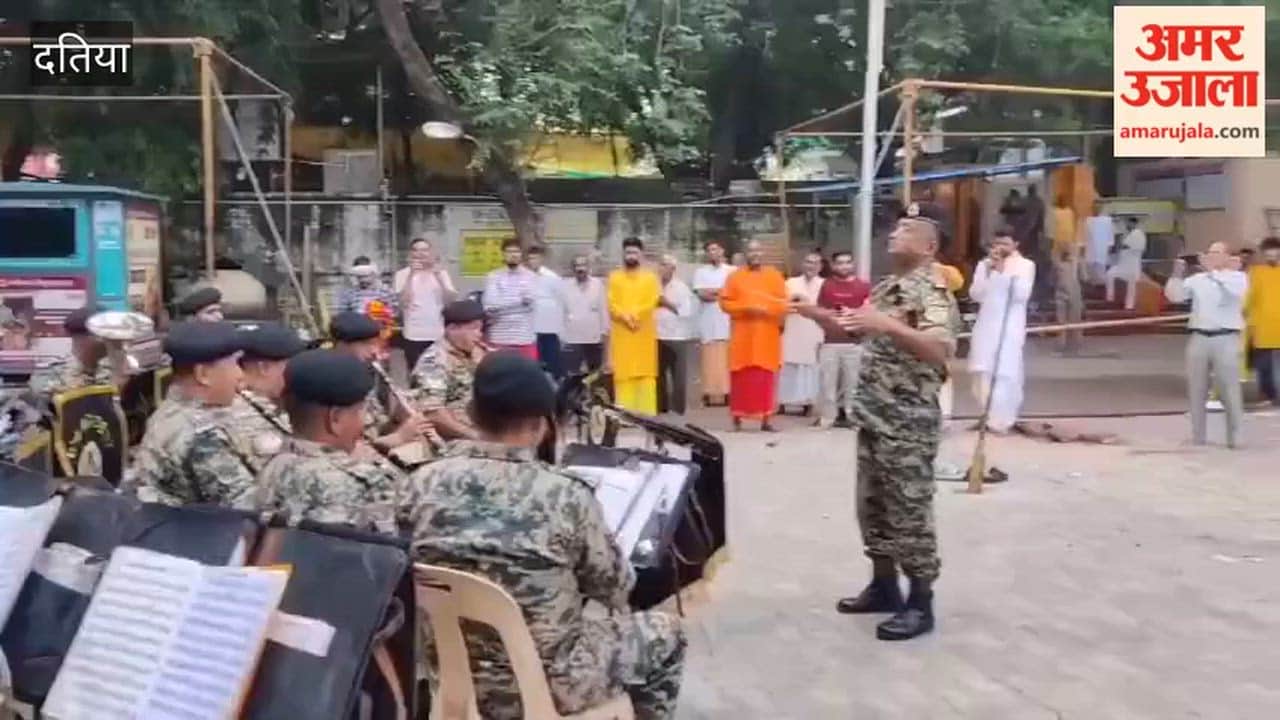 Patriotic tunes resonated at Pitambara Peeth, the band of soldiers enthralled the audience.