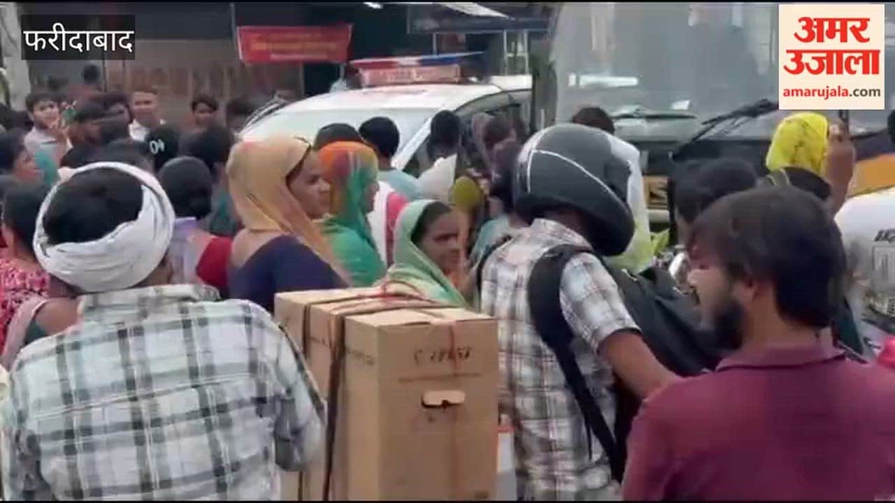 People blocked road and sewer overflow in Vishnu Enclave and Panchsheel near Ismailpur in Faridabad