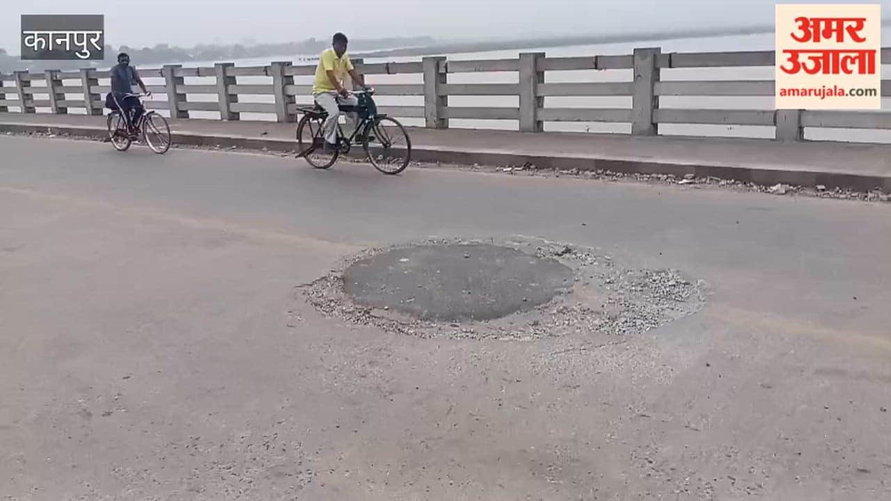 Shuklaganj: Deep potholes have formed at several spots on the new Ganga bridge