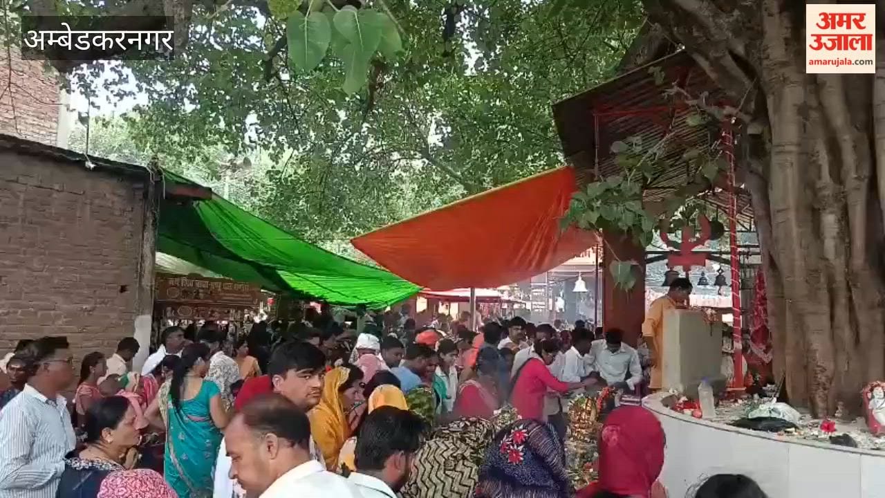 अंबेडकरनगर में हर-हर महादेव के जयकारों से गूंजे मंदिर, जलाभिषेक को लगीं कतारें