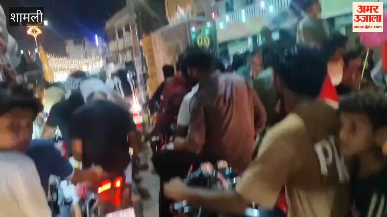 Shamli: Devotees Stay on Streets Till Midnight, Welcome Kanwariyas with Flower Shower