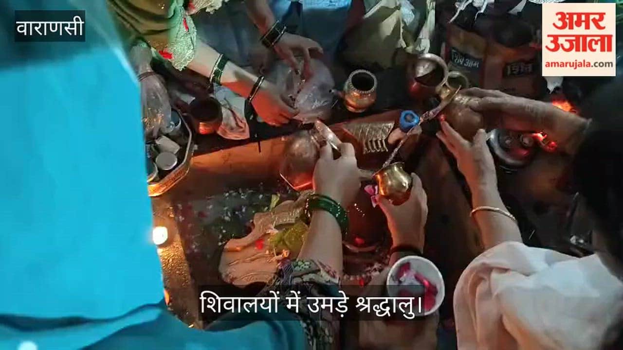 Devotees thronged the Shiva temples of Kashi on second Monday of Sawan
